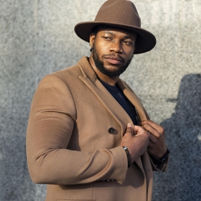 卡其色毛呢西装戴帽帅哥图片